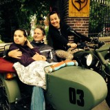 birgit schuurman neemt menina #rett versteeg mee voor een motorritje bij buitengoed de gaard leudal limburg