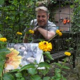 tony neef bezoekt zijn sonnebloem die hij in 2014 plantte bij buitengoed de gaard 12-07-2015