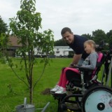 mike weerts en rett meisje lisa planten een perenboom voor de nrsv bij buitengoed de gaard