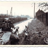 brits soldaat bewaakt in horn de rijksweg richting roermond foto uit boek verdraagtj uch-archief imperial war museum liberation route arr. buitengoed de gaard